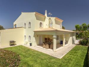 Villa in Alvor with swimming pool