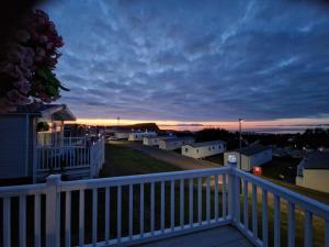 Caravan Sleeps 6 - Sea Views Parking Pets