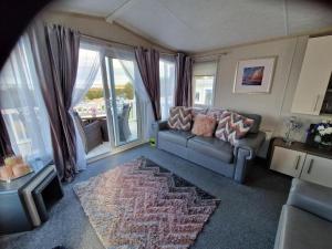 Caravan Sleeps 6 - Sea Views Parking Pets