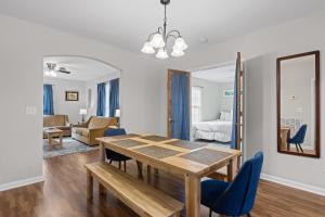 Minutes to Downtown Park & Zoo Trendy at Hoyt