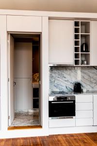 18th Century Italia Suite with Historic Charm & Modern Luxury in Central Porto 2N