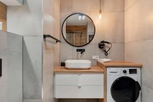 Cozy Apartment with Parking and Balcony by Noclegi Renters