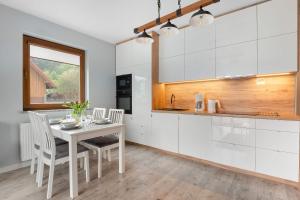 Cozy Apartment with Parking and Balcony by Noclegi Renters