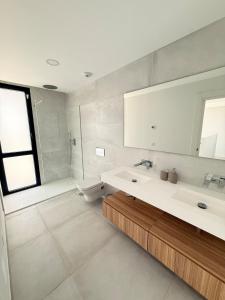New modern, between Golf & Beach