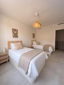 New modern, between Golf & Beach
