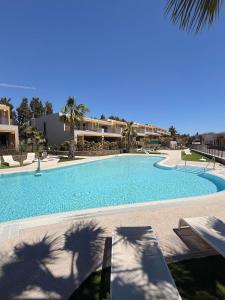 New modern, between Golf & Beach