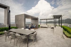 Seaview Infinity Pool - Iconic Regency Stylish Stay
