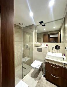 Chic apartment near M Avenue, with pool and parking