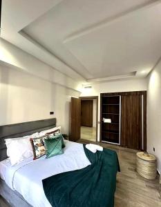 Chic apartment near M Avenue, with pool and parking