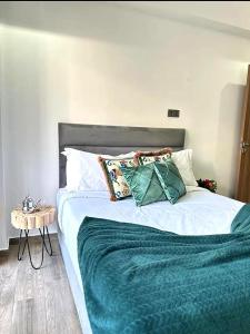 Chic apartment near M Avenue, with pool and parking
