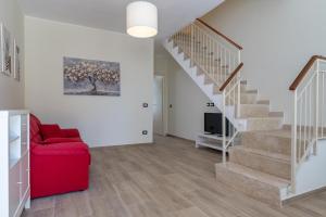 GuestHost - Bright Apartment with Patio & Terrace!