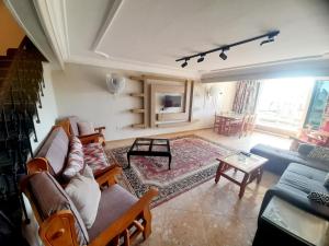 Luxury Duplex Chalet In Al Mamoura Beach With Garden view & Partial Sea View Next to Helnan Hotel Family شاليه دوبلكس في المعموره الشاطئ الترا لوكس بإطلالة على الجناين و رؤيه جانبيه لل