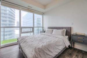 Skyline Condo with Balcony CN Tower Views & Wi-Fi
