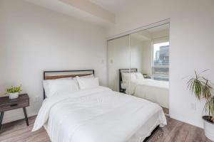 Skyline Condo with Balcony CN Tower Views & Wi-Fi