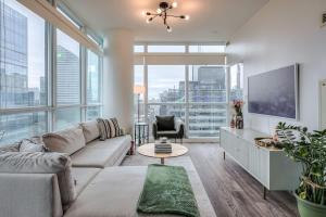Skyline Condo with Balcony CN Tower Views & Wi-Fi