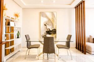2 Bedroom Mozart Apartment with Balcony - Central Location and AC