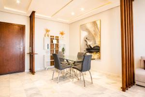 2 Bedroom Mozart Apartment with Balcony - Central Location and AC