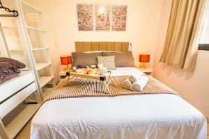 Apartamento com Café no 1º Dia, Kit Fondue e Aquecedor no Quarto a 300m da Praia para Casais