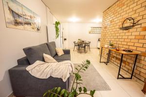 Apartamento com Café no 1º Dia, Kit Fondue e Aquecedor no Quarto a 300m da Praia para Casais