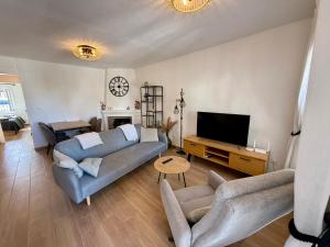 Comfortable Townhouse in Villamartín with Spacious Rooftop Terrace