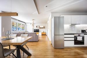 Athenean Riviera Posh Apartment