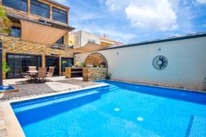 Gaming Villa - 4 Bedrooms - Private Pool - Movie Theater - fits 10