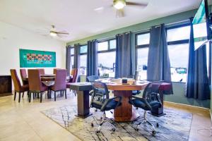 Gaming Villa - 4 Bedrooms - Private Pool - Movie Theater - fits 10