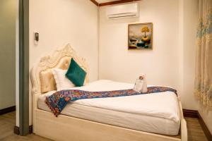 MONSANE VILLA Centrally located, opposite the night market