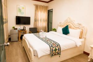 MONSANE VILLA Centrally located, opposite the night market