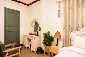 MONSANE VILLA Centrally located, opposite the night market