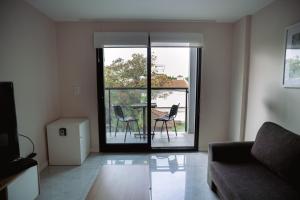 Check and Home - Corrientes III - 4 Huéspedes con Balcon y Cochera