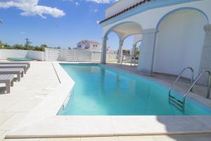 Villetta Borgo Bianco 2 con piscina in condivisione