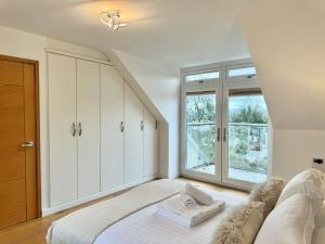 Luxury Family Home Near Mumbles with Sea Views - Pass the Keys