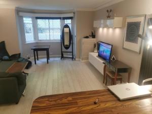 Stylish 2BR Flat with Patio, Kensington