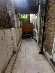 Stylish 2BR Flat with Patio, Kensington