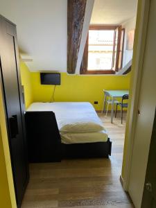 Simple apartment a stones throw from Porta Susa