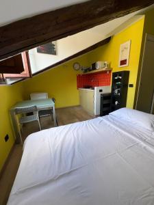 Simple apartment a stones throw from Porta Susa