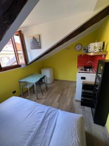 Simple apartment a stones throw from Porta Susa