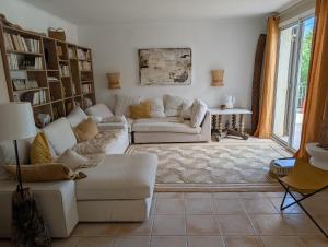 Detached house in a quiet location with a pool
