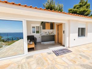 SEA La Vie Seafront Apartment, Kalogria Beach
