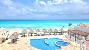 NEW Luxury Ocean front 3 Bedrooms, Pool Access Cancun