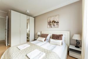 Taneczna Spacious Apartment by BookingHost
