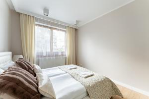 Taneczna Spacious Apartment by BookingHost