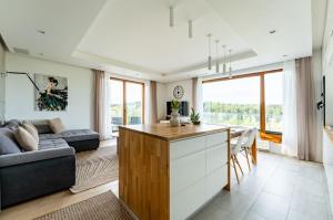 Taneczna Spacious Apartment by BookingHost