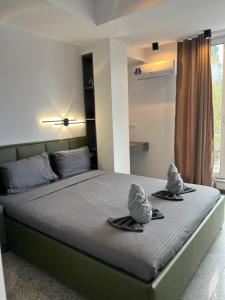 Luxury City Square Apartments & Premium Lakeview