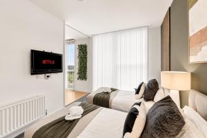 Penthouse Apartment @ The Hub • Skyline Views • Free Parking • Smart TVs • Fast Wifi • Yoko Property
