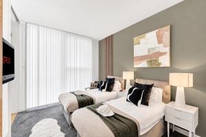 Penthouse Apartment @ The Hub • Skyline Views • Free Parking • Smart TVs • Fast Wifi • Yoko Property