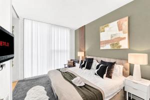 Penthouse Apartment @ The Hub • Skyline Views • Free Parking • Smart TVs • Fast Wifi • Yoko Property