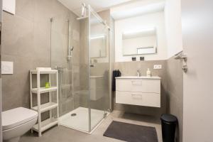 Aparthotel Neckartal - Premium Serviced Apartments mit je 2 Doppelzimmern - Highspeed-WLAN, 55 Smart-TV in jedem Zimmer, Vollküche, Klima, Balkon, Parkplatz - 15 Min nach Stuttgart, Ludwigsburg & Waiblingen - die perfekte Basis für Business & Priva