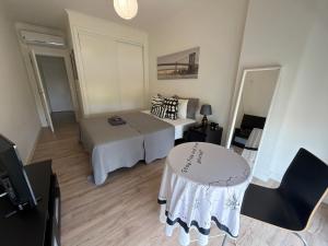 Modern Big Room with Balcony in New Apartment